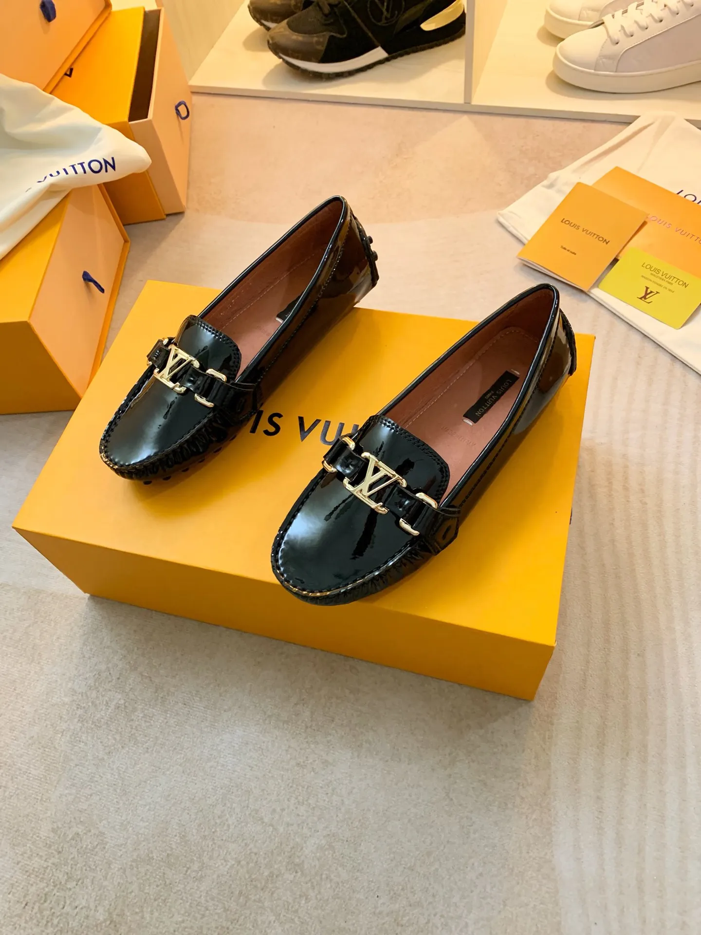 p460💰Couple model❤️🇫🇷 𝙇𝙤𝙪𝙞𝙨 𝙑𝙪𝙞𝙩𝙩𝙤𝙣 🇫🇷Louis Vuitton 2023 Classic𝓛𝓿 𝓣𝓻𝓪𝓲𝓷𝓮𝓻 Sports Series ➪➪➪¯ [Arizona Doudou Shoes Series] ▪️▪️▪️Arizona slip-on shoes are made of Monogram Eclipse canvas. Its hand-painted and dyed edges and hand-sewn uppers fully demonstrate Louis Vuitton's traditional shoemaking craftsmanship. This slip-on shoe is very lightweight. The integrated tongue and upper make it particularly comfortable and flexible. The soft outsole is equipped with rubber padding. Decorated with matching sash. Detailed features: ☑️Monogram Eclipse canvas ☑️Black Eclipse pattern ☑️Hand-painted shoe edges ☑️Hand-sewn uppers (each pair takes time to process) ☑️Integrated tongue and upper construction ☑️Outsole equipped with rubber lining ☑️size: 35_46